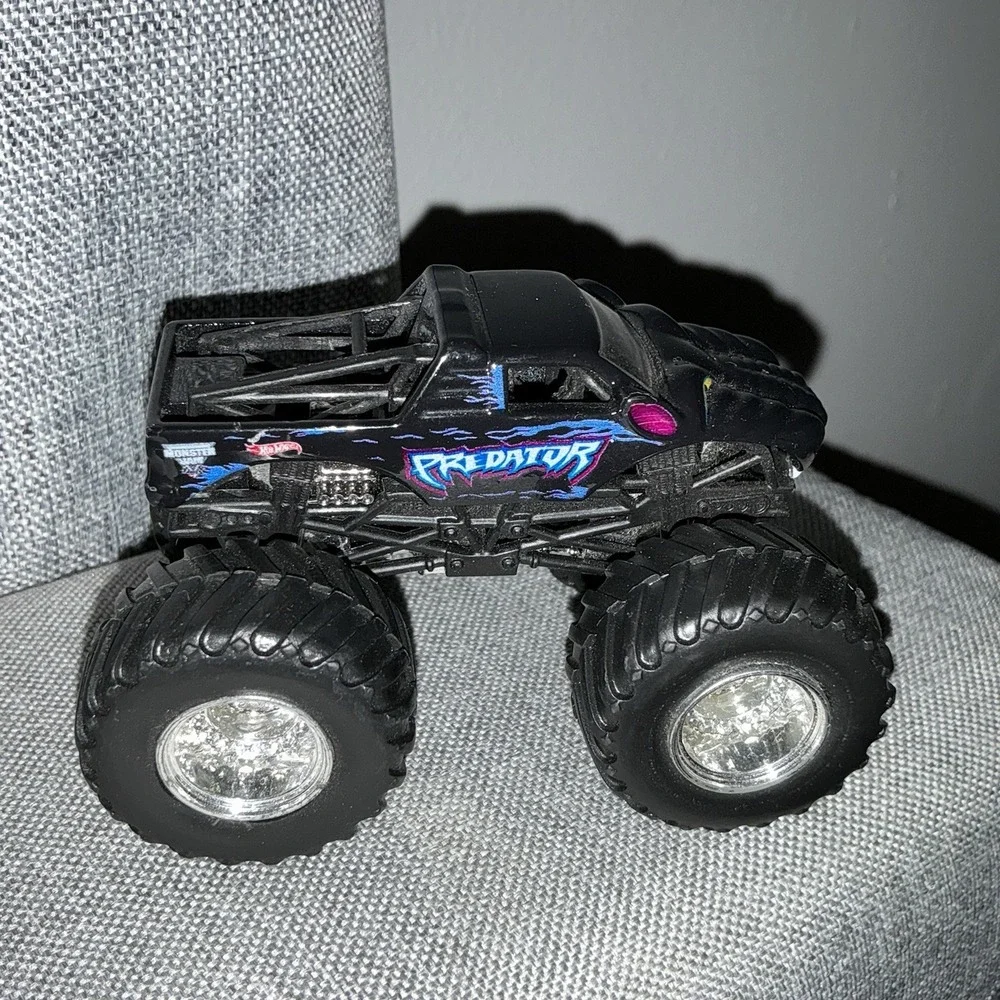 Hot Wheels Monster Jam Predator Monster Truck 1:64‎